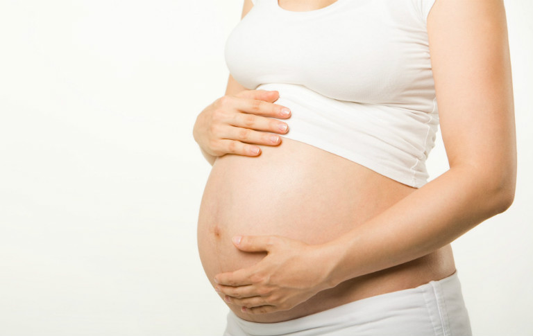 Bị ho ở ba tháng đầu thai kỳ rất dễ ảnh hưởng đến thai nhi.