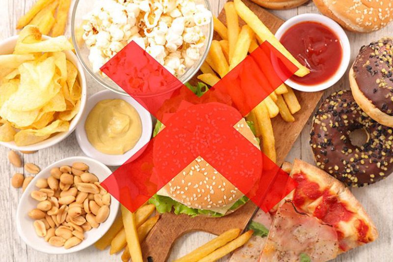 Chế độ ăn thiếu lành mạnh là nguyên nhân chính gây nên dư thừa acid dạ dày