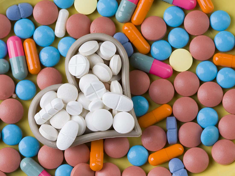 Thuốc Acrivastine 8mg có thể tương tác với một số loại thuốc và thực phẩm. Thận trọng khi sử dụng đồng thời