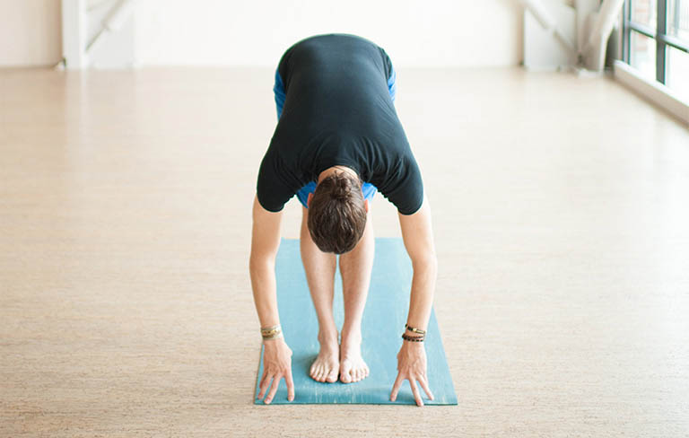 Bài tập yoga Uttanasana