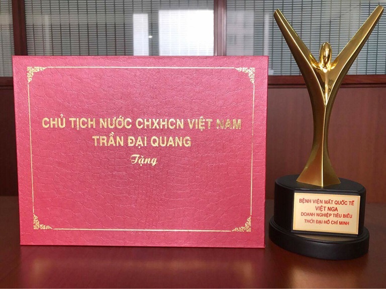 Giải thưởng "Doanh nghiệp tiêu biểu thời đại Hồ Chí Minh" do chủ tịch nước Trần Đại Quang trao tặng