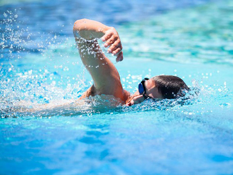 Nhiễm trùng tai thường xuyên do bơi lội là một trong những nguyên nhân khiến ráy tai có mùi hôi