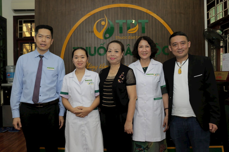 Hai NS chụp ảnh cùng anh Nguyễn Quang Hưng và bác sĩ Tuyết Lan cùng nhân viên y tế của Trung tâm