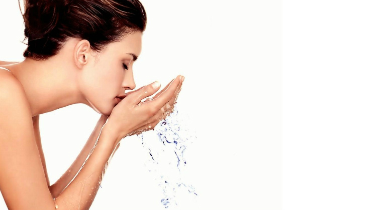Người bị dị ứng có thể rửa mặt bằng nước muối sinh lý để giảm ngứa rát, mề đay.