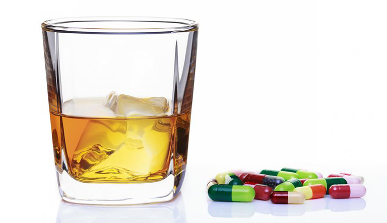 Thận trọng khi sử dụng thuốc Alphatrypa DT với rượu, bia hoặc các loại thuốc khác